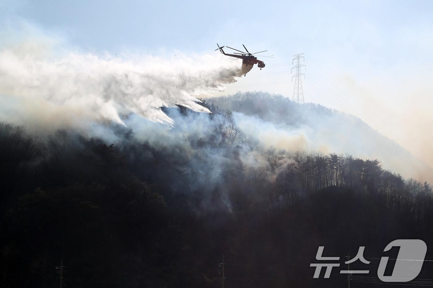 본문 이미지 - 8일 오전 경북 경주시 문무대왕면 안동리 야산에서 산불 진화에 투입된 헬기가 진화작업을 벌이고 있다. 2026.2.8 ⓒ 뉴스1 공정식 기자