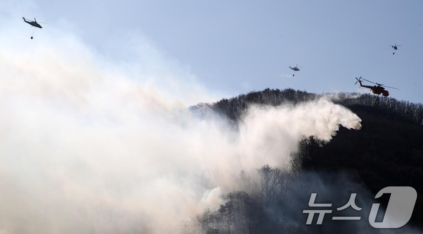 본문 이미지 - 8일 오전 경북 경주시 문무대왕면 안동리 야산에서 산불 진화에 투입된 헬기가 진화작업을 벌이고 있다. ⓒ 뉴스1 공정식 기자