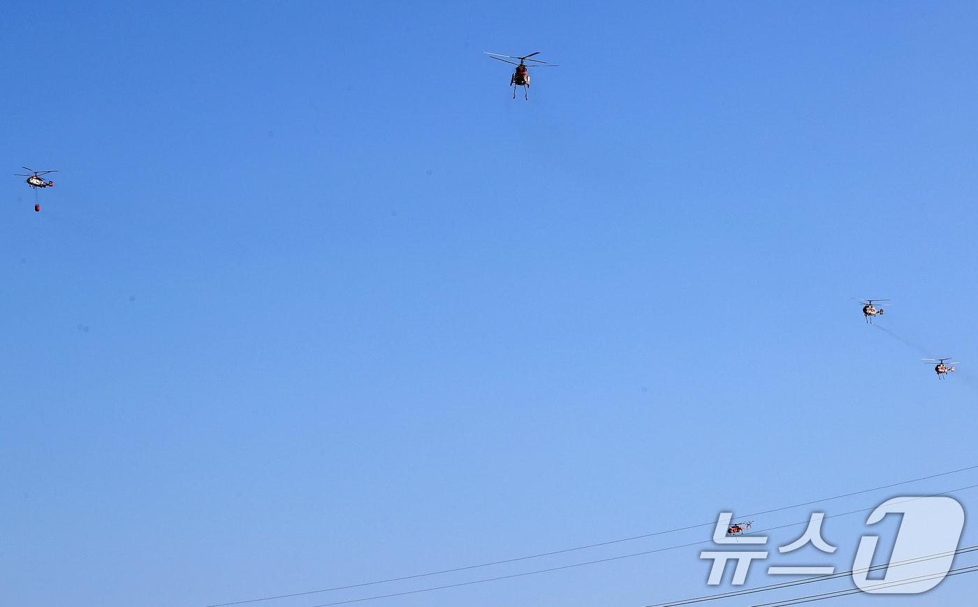 본문 이미지 - 8일 오전 경북 경주시 문무대왕면 안동리 야산으로 확산된 산불을 잡기 위해 헬기 여러 대가 상공을 날고 있다. 2026.2.8 ⓒ 뉴스1 공정식 기자