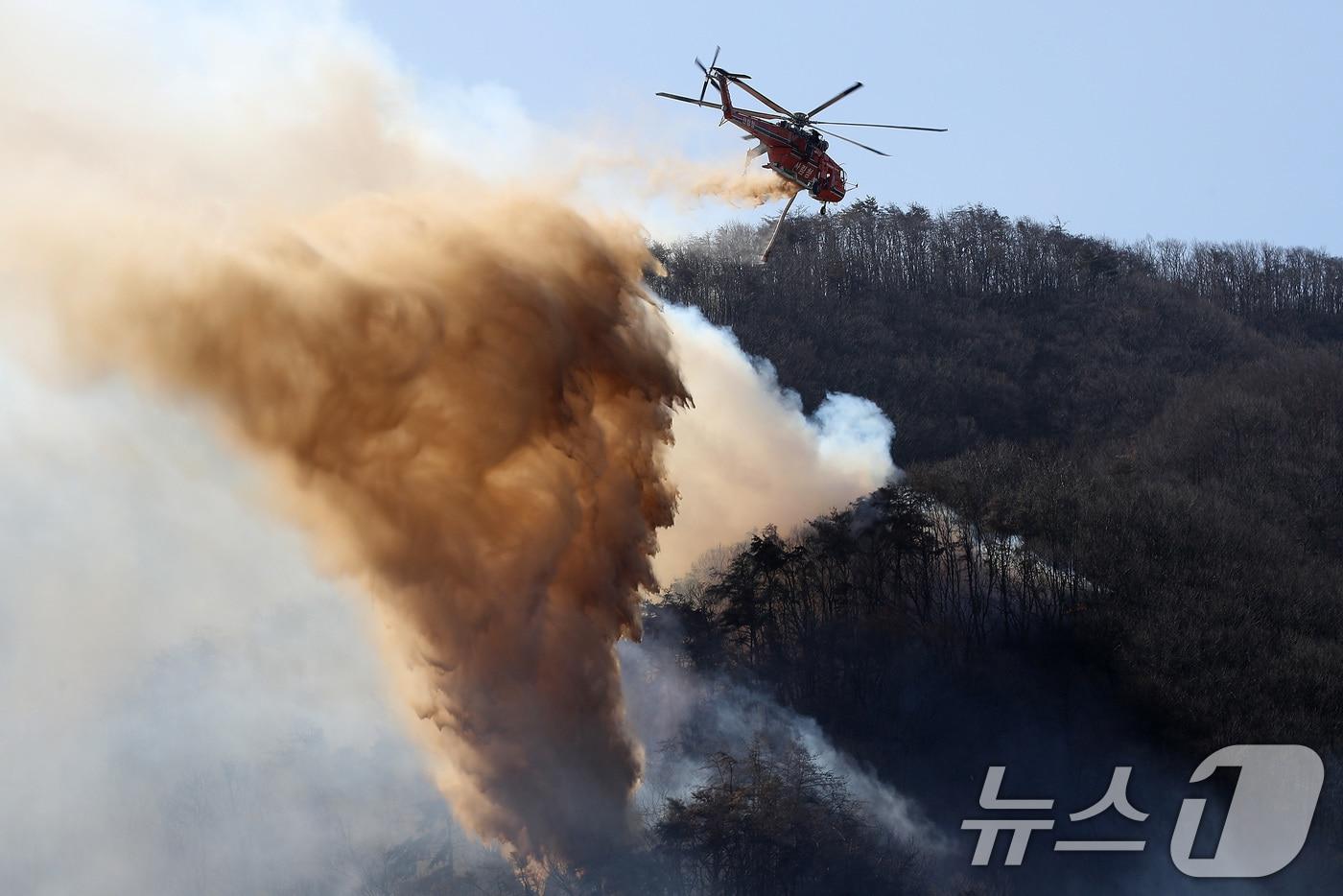 본문 이미지 - 8일 오전 경북 경주시 문무대왕면 안동리 야산에서 산불 진화에 투입된 헬기가 진화작업을 벌이고 있다. 2026.2.8 ⓒ 뉴스1 공정식 기자