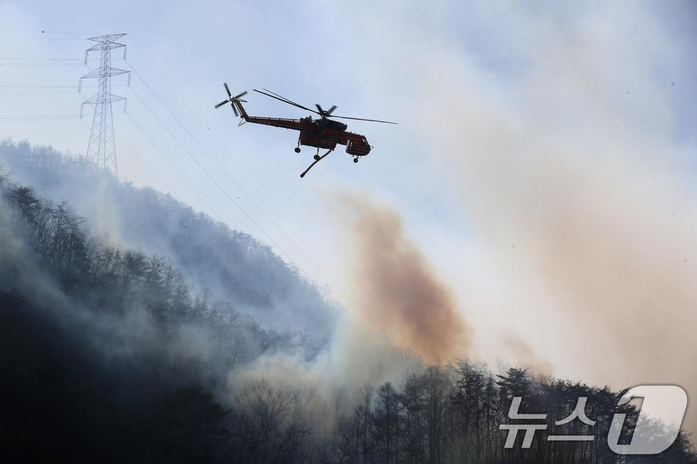 본문 이미지 - 8일 오전 경북 경주시 문무대왕면 안동리 야산에서 산불 진화에 투입된 헬기가 진화작업을 벌이고 있다. 2026.2.8 ⓒ 뉴스1 공정식 기자