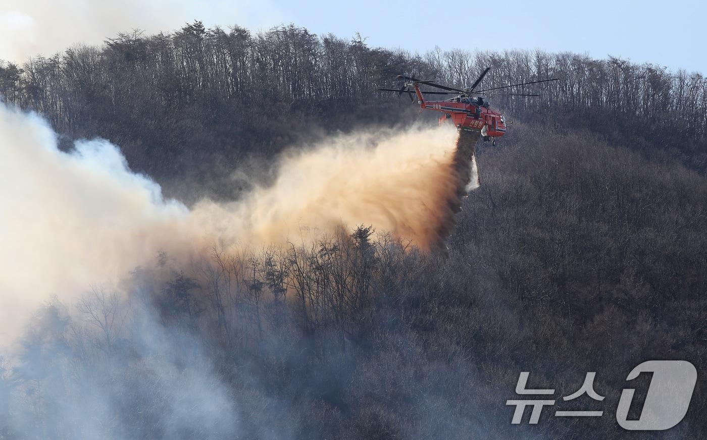 본문 이미지 - 8일 오전 경북 경주시 문무대왕면 안동리 야산에서 산불 진화에 투입된 헬기가 진화작업을 벌이고 있다. 2026.2.8 ⓒ 뉴스1 공정식 기자