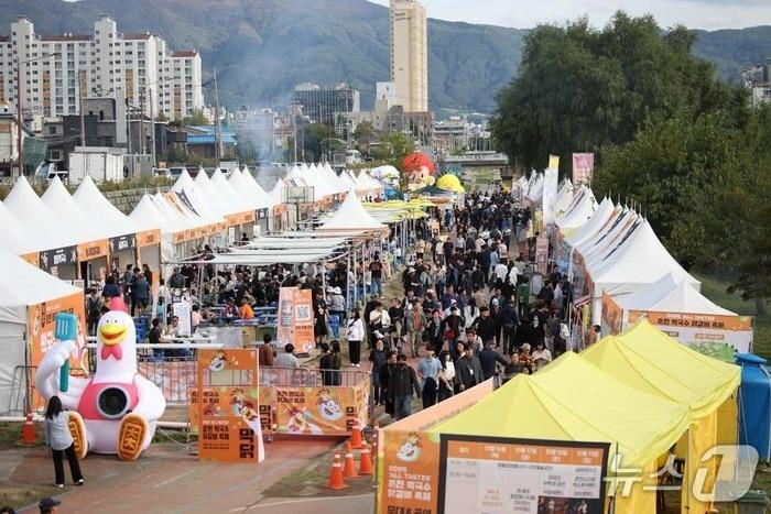 본문 이미지 - 지난해 열린 공지천 일대에서 열린 춘천막국수닭갈비축제 현장.(춘천시 제공, 재판매 및 DB금지)