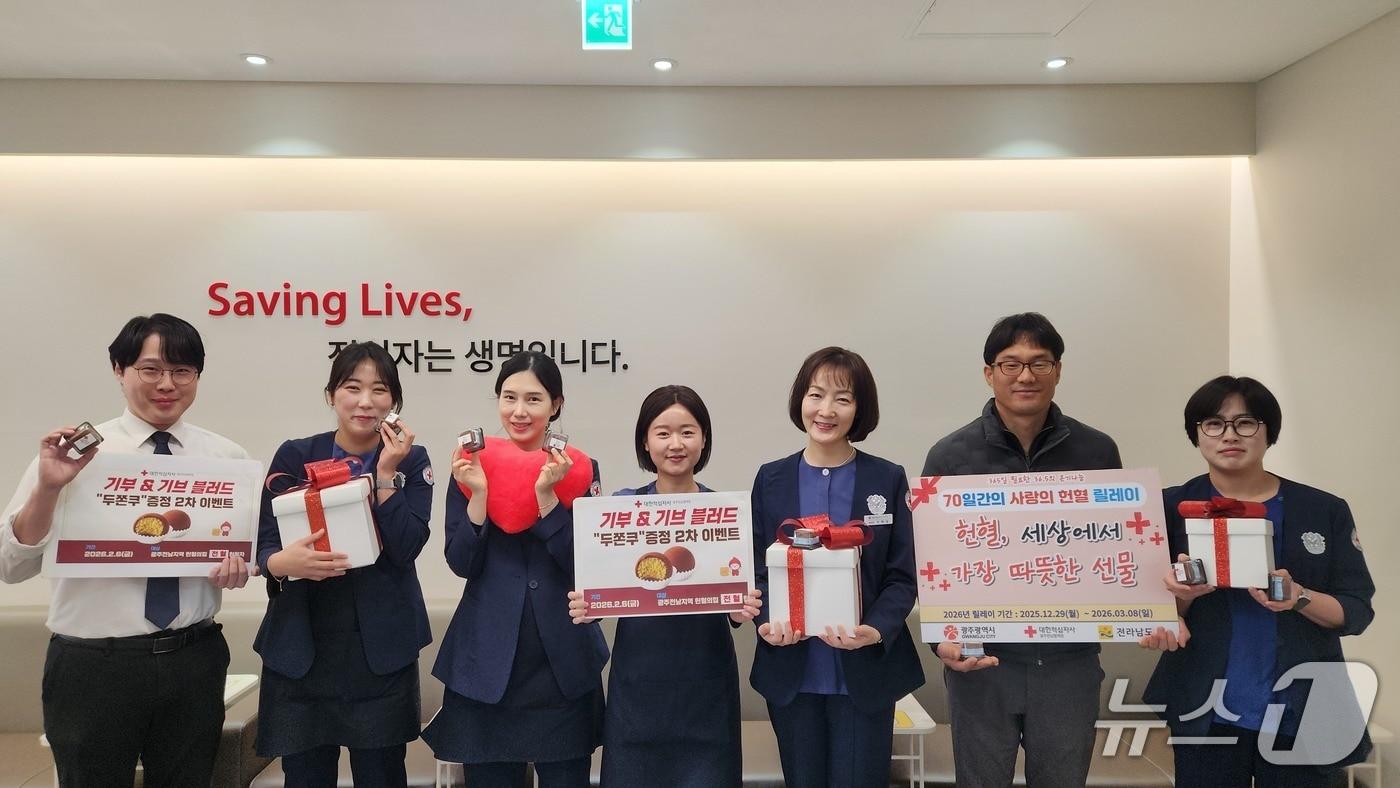 본문 이미지 - 지난 6일 대한적십자사 광주·전남혈액원이 '두바이쫀득쿠키(두쫀쿠)' 헌혈자 증정 2차 이벤트 후 기념사진을 찍고 있다.(혈액원 제공. 재판매 및 DB 금지)