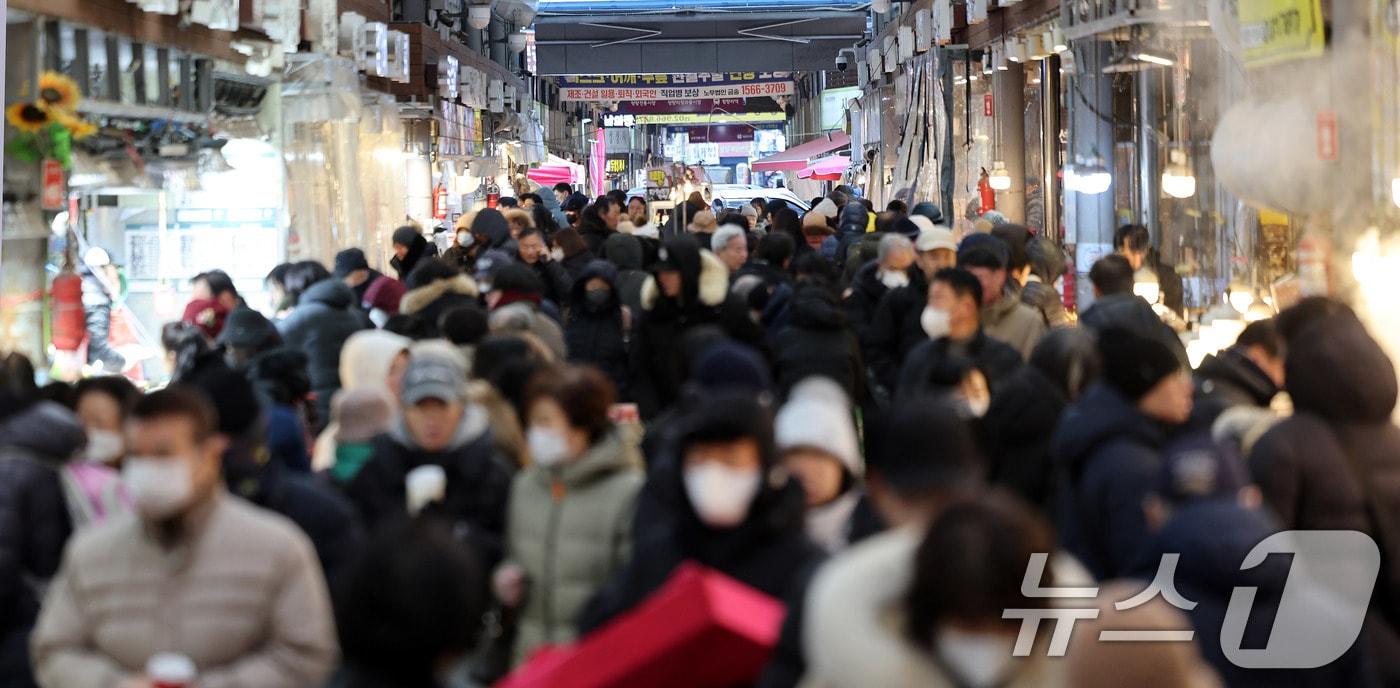 본문 이미지 - 설 연휴를 앞둔 8일 서울 동대문구 청량리종합시장이 시민들로 북적이고 있다.. 2026.2.8 ⓒ 뉴스1 박지혜 기자