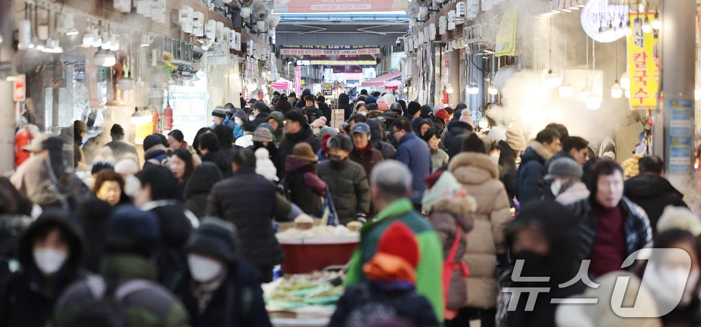 본문 이미지 - 설 연휴를 앞둔 8일 서울 동대문구 청량리종합시장이 시민들로 북적이고 있다. 2026.2.8 ⓒ 뉴스1 박지혜 기자