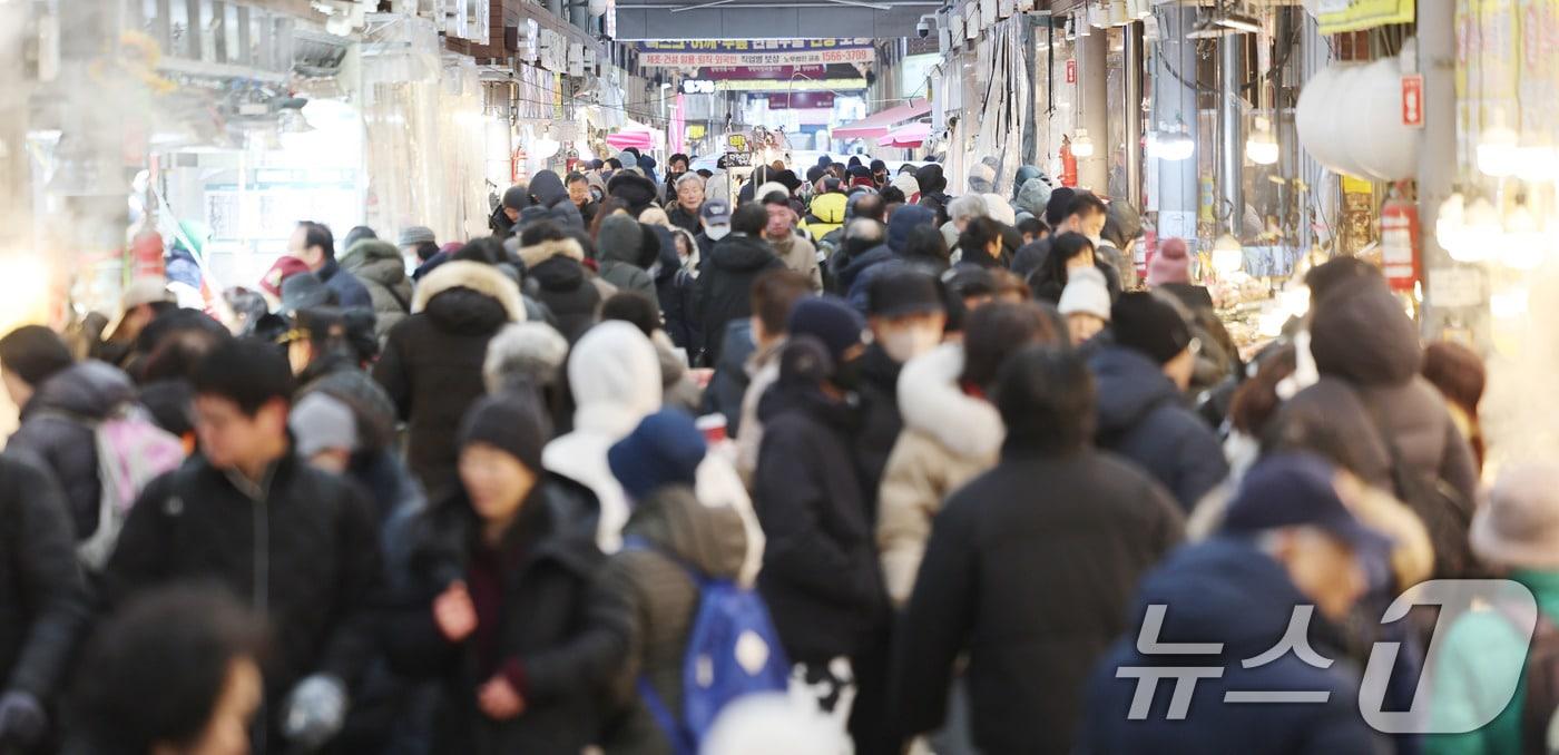 본문 이미지 - 설 연휴를 앞둔 8일 서울 동대문구 청량리종합시장이 시민들로 북적이고 있다. 2026.2.8/뉴스1 ⓒ 뉴스1 박지혜 기자