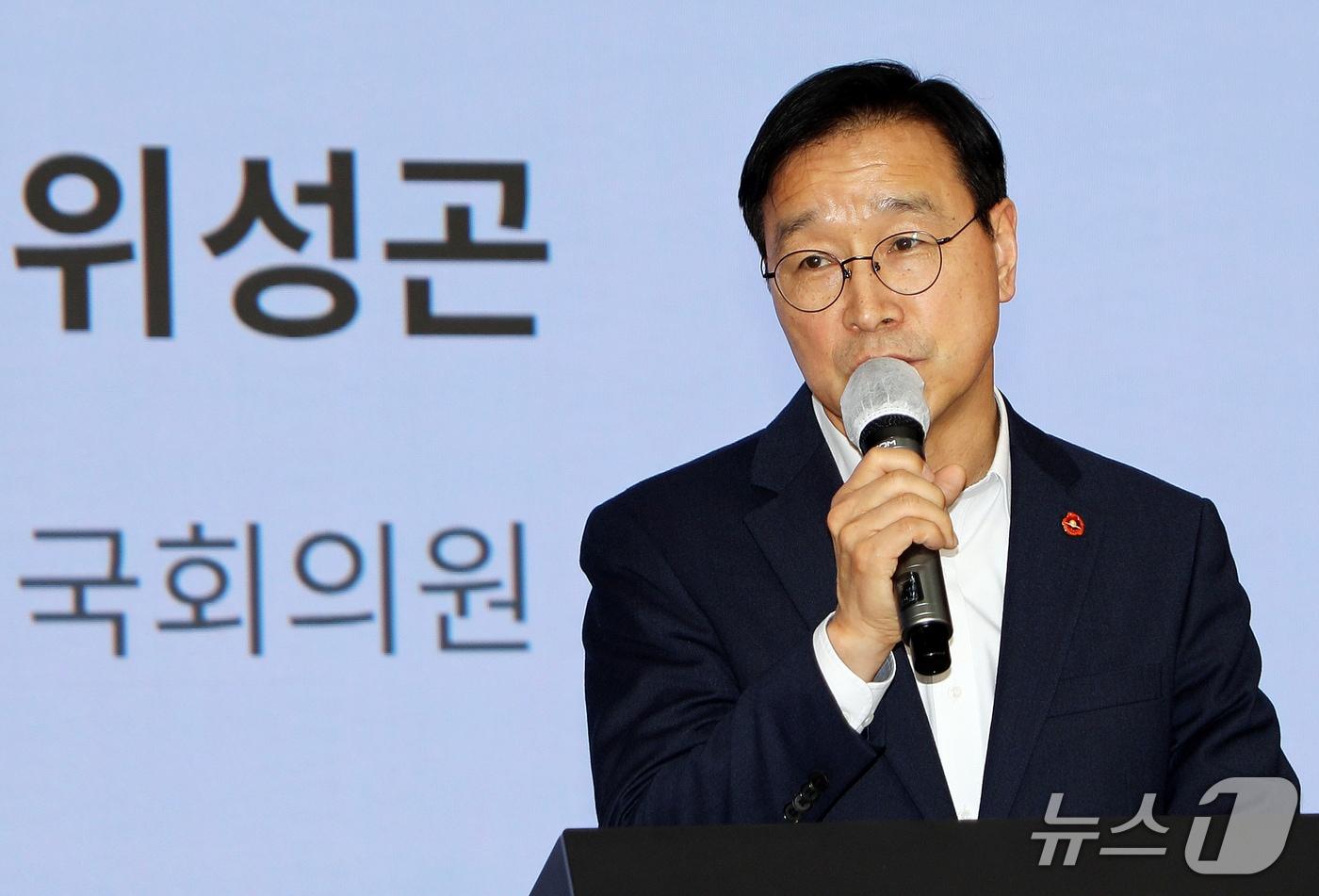 본문 이미지 - 7일 오후 제주시농협 오라점 대회의실에서 열린 제주사회대전환을위한미래포럼 창립식에서 고문인 위성곤 국회의원(더불어민주당·제주 서귀포시)이 축사를 하고 있다. 2026.2.7/뉴스1