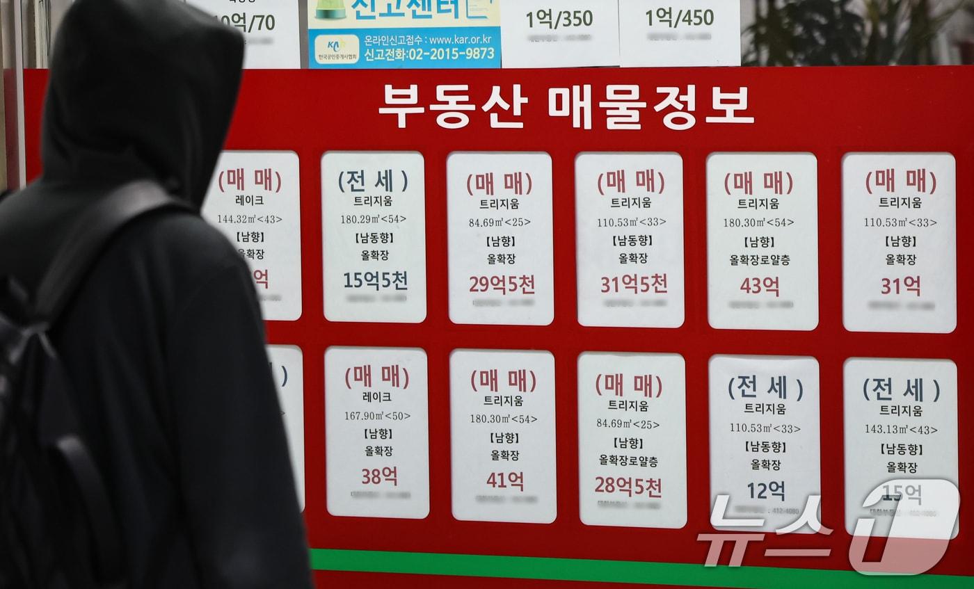 본문 이미지 - 서울 강남구의 한 부동산 중개업소에 게시된 매물정보. (자료사진) ⓒ 뉴스1 김도우 기자