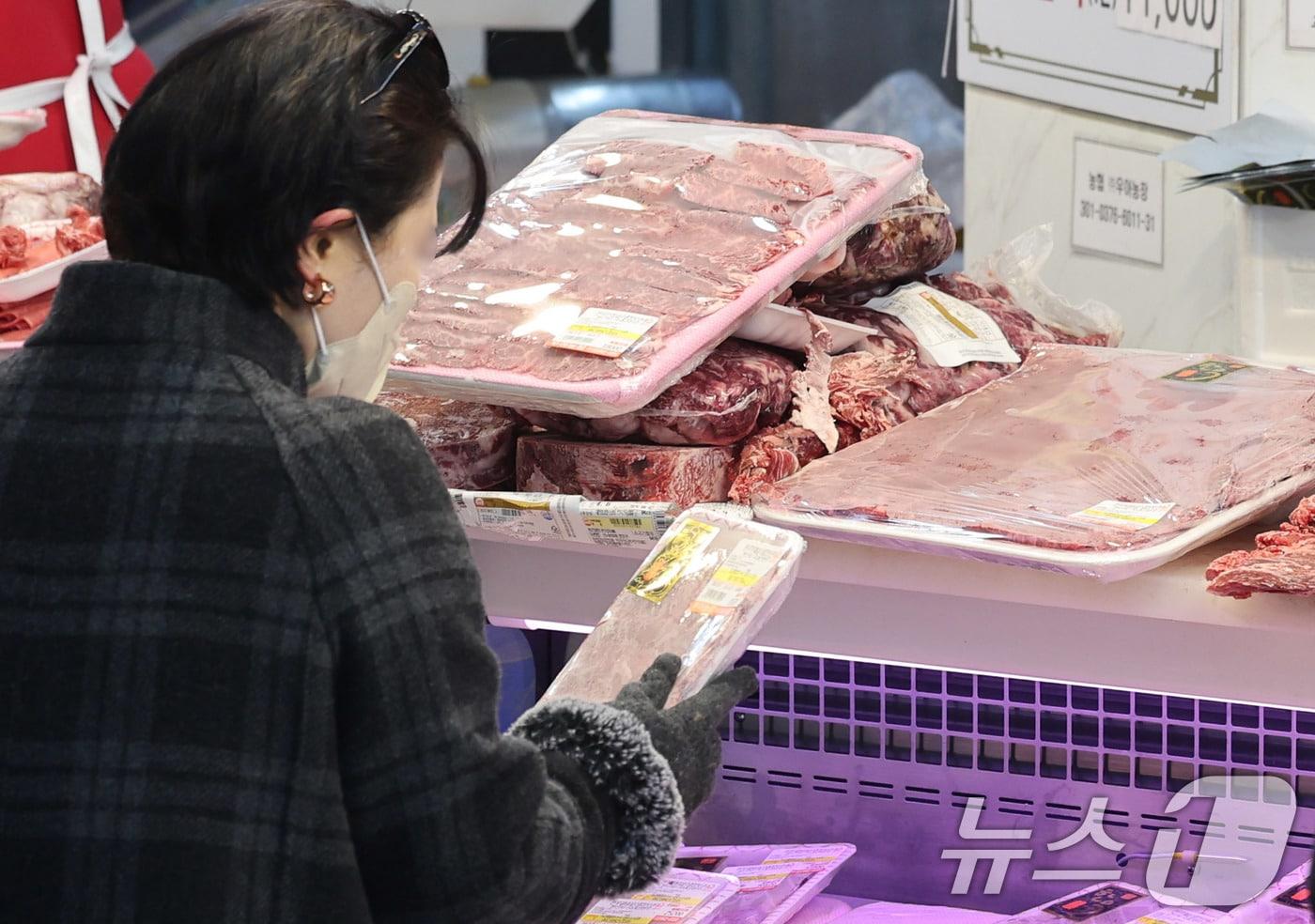 본문 이미지 - 설 연휴를 앞둔 8일 서울 동대문구 청량리종합시장에서 한 시민이 한우를 살펴보고 있다. 올해 설 성수품 가운데 배추·무·과일 등 농산물 가격은 대체로 안정세지만, 한우·계란·조기 등 축산·수산물은 지난해보다 높은 수준을 보이고 있다. 구제역·아프리카돼지열병(ASF)·고병원성 AI 확산 영향으로 축산물 가격 강세가 이어지며, 한우 등심과 돼지고기 삼겹살 가격도 1년 전보다 각각 상승했다. 2026.2.8 ⓒ 뉴스1 박지혜 기자