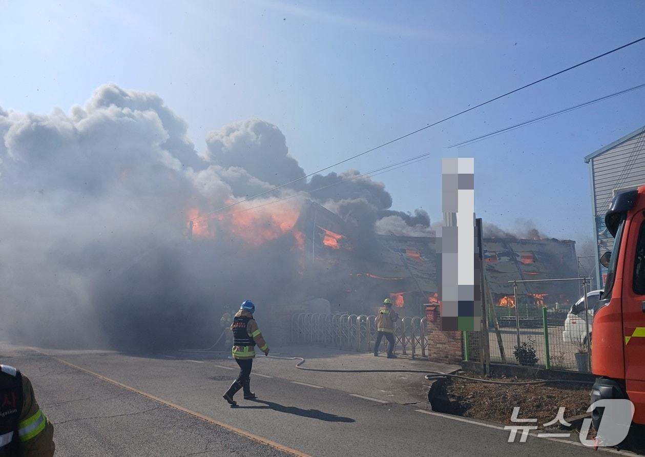 본문 이미지 - 8일 오전 11시 18분쯤 경북 칠곡군 왜관읍 공장에서 불이나 소방 당국이 진화하고 있다.(경북소방본부 제공. 재판매 및 DB 금지)2026.2.8/뉴스1