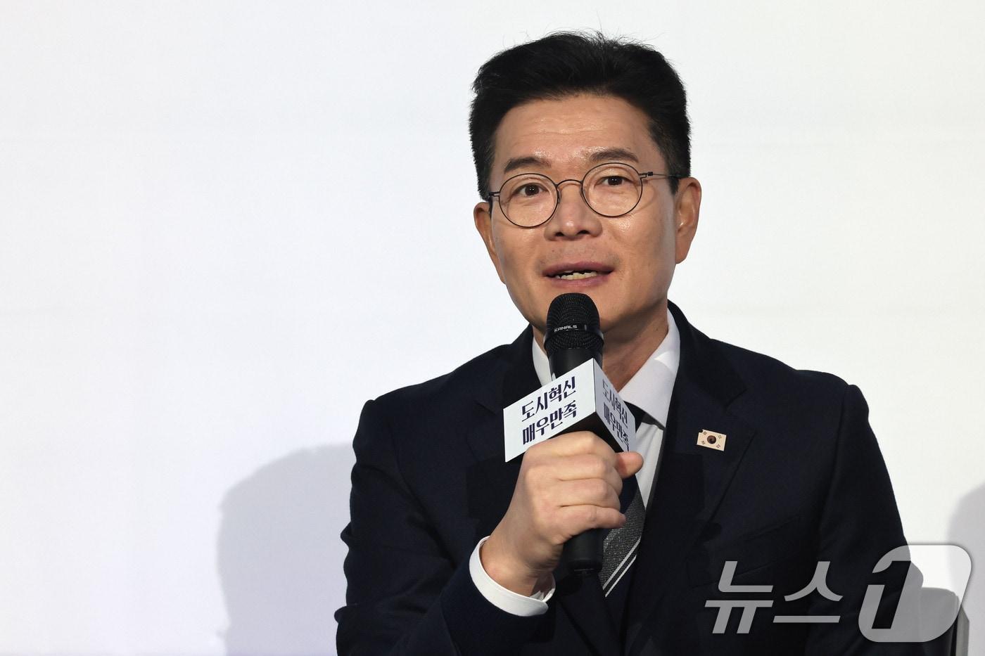 본문 이미지 - 정원오 성동구청장이 서울 영등포구 문래동 복합문화공간 올댓마인드에서 열린 북콘서트에서 발언하고 있다. 정 구청장은 이자리에서 서울시장 출마와 관련해 "출마 채비를 마쳤다＂고 밝혔다. 2026.2.8 ⓒ 뉴스1 이광호 기자