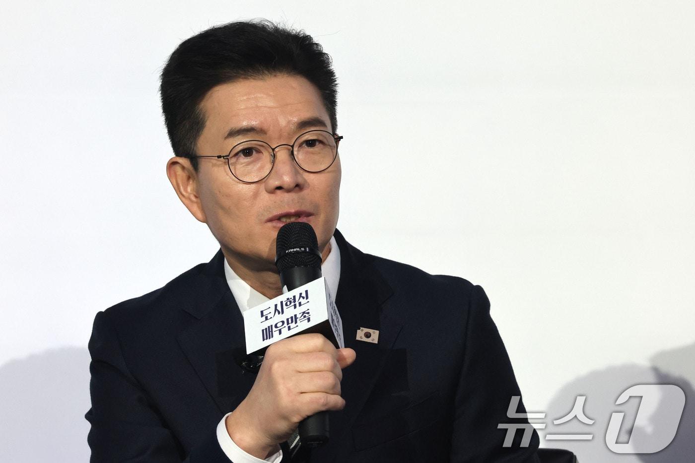 본문 이미지 - 정원오 성동구청장이 서울 영등포구 문래동 복합문화공간 올댓마인드에서 열린 북콘서트에서 발언하고 있다. 정 구청장은 이자리에서 서울시장 출마와 관련해 "출마 채비를 마쳤다＂고 밝혔다. 2026.2.8 ⓒ 뉴스1 이광호 기자