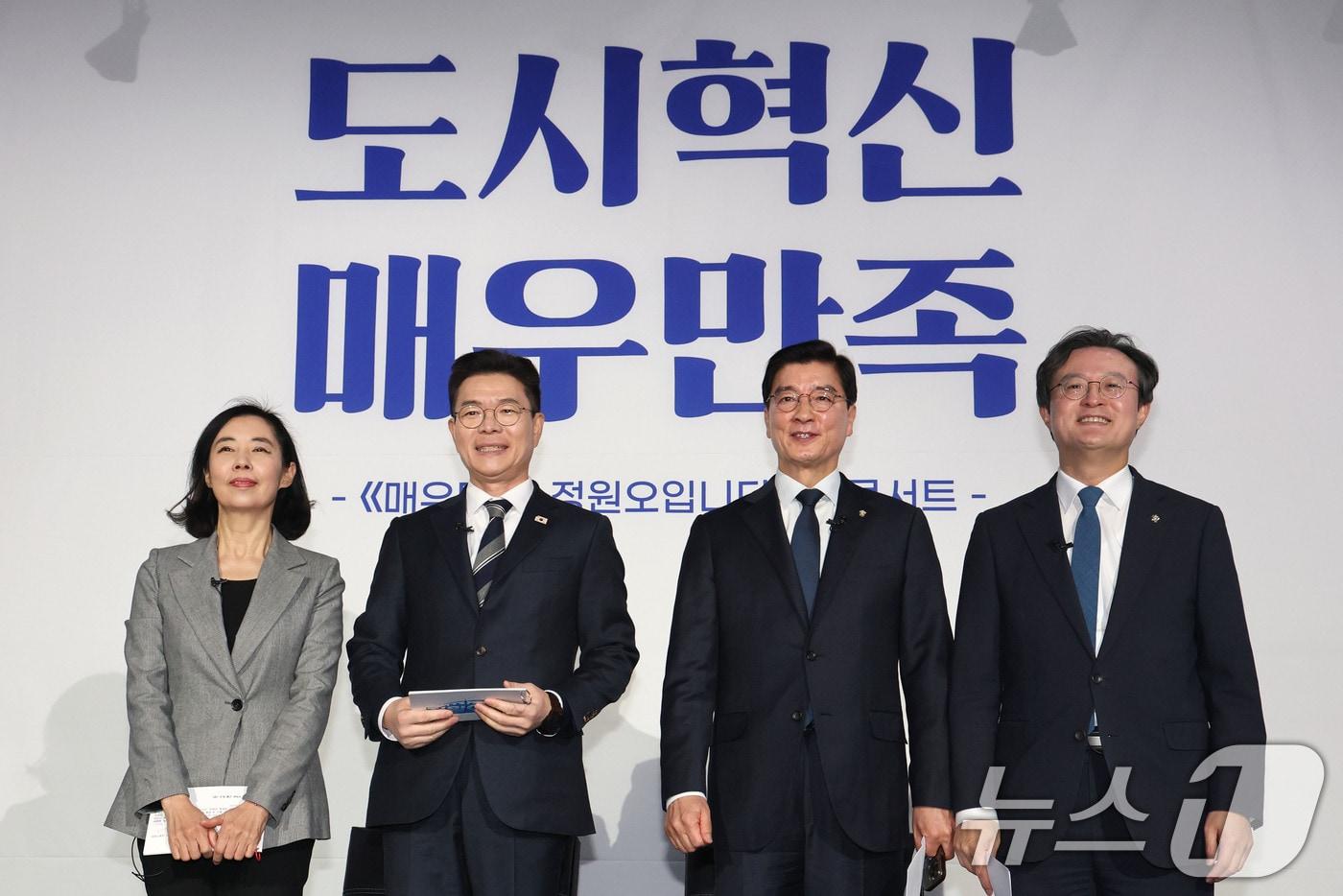 본문 이미지 - 정원오 성동구청장이 8일 오후 서울 영등포구 문래동 복합문화공간 올댓마인드에서 열린 북콘서트에서 참석자들과 나란히 서 있다. 왼쪽부터 박경미 전 더불어민주당 의원, 정 구청장, 더불어민주당 이해식, 채현일 의원. 2026.2.8 ⓒ 뉴스1 이광호 기자