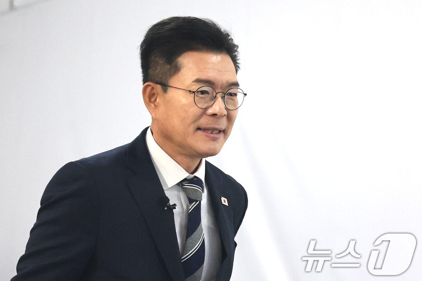 본문 이미지 - 정원오 성동구청장이 서울 영등포구 문래동 복합문화공간 올댓마인드에서 열린 북콘서트에 참석하고 있다. 정 구청장은 이자리에서 서울시장 출마와 관련해 "출마 채비를 마쳤다＂고 밝혔다 2026.2.8 ⓒ 뉴스1 이광호 기자