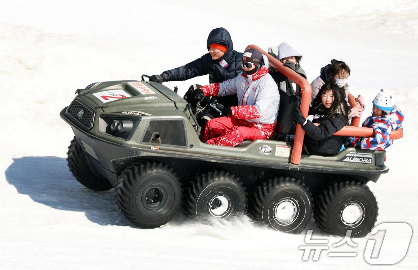 본문 이미지 - 8일 오후 강원도 평창군 진부면 오대천 일원에 열린 평창송어축제를 찾은 방문객들이 눈밭에서 아르고 체험을 즐기고 있다. (평창관광문화재단 제공. 재판매 및 DB 금지) 2026.2.8 ⓒ 뉴스1