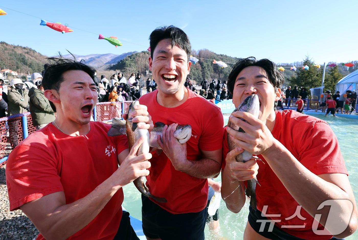 본문 이미지 - 지난 2월 8일 오후 강원도 평창군 진부면 오대천 일원에 열린 평창송어축제를 찾은 방문객들이 송어맨손잡기 체험을 즐기고 있는 모습. (평창관광문화재단 제공. 재판매 및 DB 금지) 2026.2.8 ⓒ 뉴스1