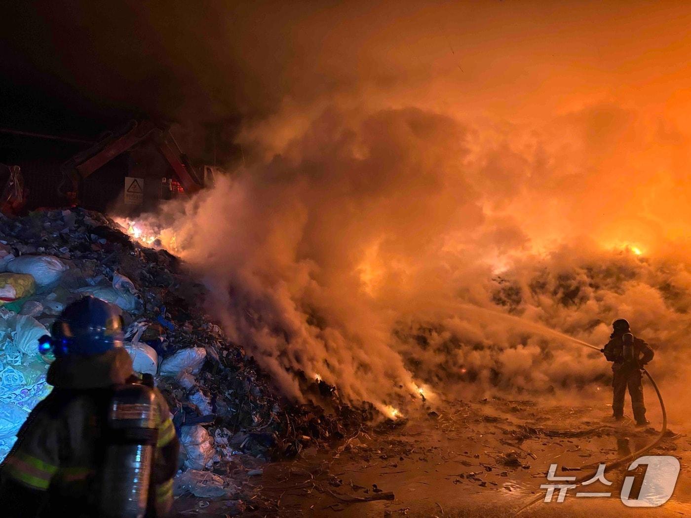 본문 이미지 - 8일 오전 6시 1분쯤 강원 원주시 지정면 보통리의 한 폐기물 처리시설에서 불이 난 가운데, 소방 당국이 인력 40여 명과 장비 10여 대를 동원해 진화 작업에 나서고 있다. (강원도소방본부 제공. 재판매 및 DB금지) 2026.2.8/뉴스1