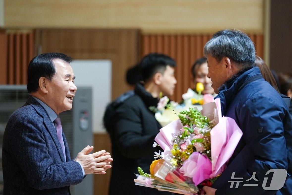 본문 이미지 -  김지철 충남교육감이 지난 7일 고교 졸업식에 참석해 졸업생들을 격려하고 있다. (충남교육청 제공, 재판매 및 DB금지) / 뉴스1