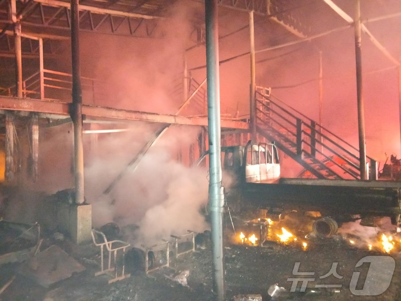 본문 이미지 - 8일 오전 5시 37분께 전북 임실군 관촌면 상월리의 한 축사에서 불이 났다.(전북소방본부 제공. 재판매 및 DB금지) 2026.2.8 ⓒ 뉴스1 문채연 기자