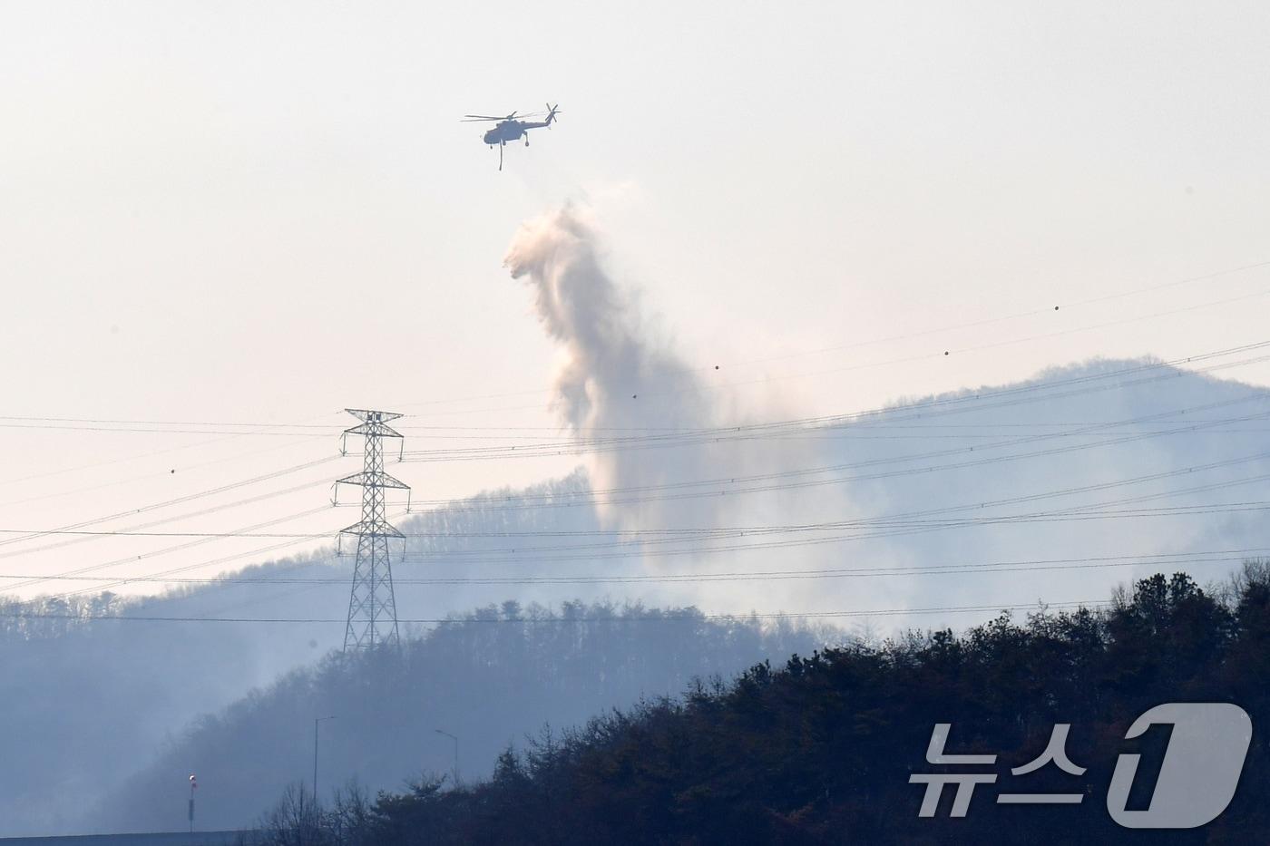 본문 이미지 - 8일 오후 경북 경주시 문무대왕면 입천리에서 발생한 산불이 강풍을 타고 확산되고 있는 가운데 산림청 초대형 핼기(S-64)가 진화 작업을 벌이고 있다. 이날 오후 정부는 신속한 진화를 위해 국가소방동원령을 발령했다. 2026.2.8 ⓒ 뉴스1 최창호 기자