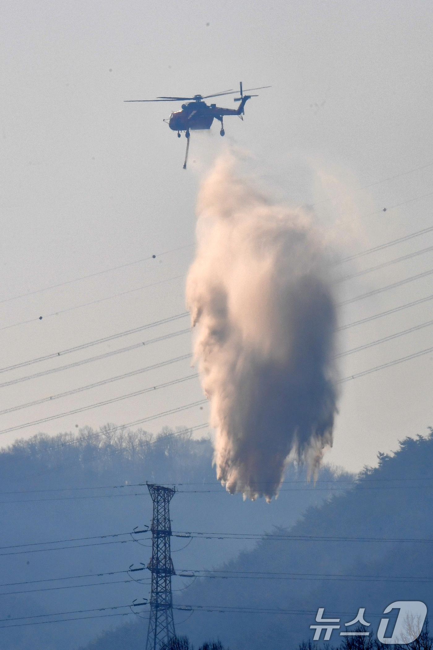 본문 이미지 - 8일 오후 경북 경주시 문무대왕면 입천리 산불이 강풍을 타고 확산되는 가운데 산림청 초대형 핼기(S-64)가 송전선로 위에서 물을 투하하고 있다. 문무대왕면 산불에 대해 정부는 이날 오후 국가소방동원령을 발령했다.2026.2.8 ⓒ 뉴스1 최창호 기자