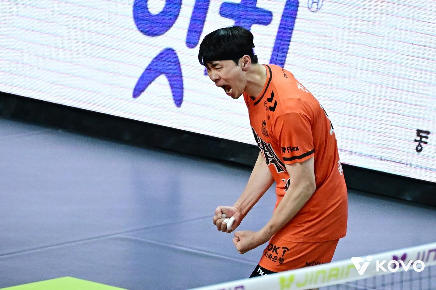 본문 이미지 - OK저축은행의 전광인이 8일 부산 강서체육공원실내체육관에서 열린 삼성화재와 홈 경기에서 득점 후 포효하고 있다. (KOVO 제공)