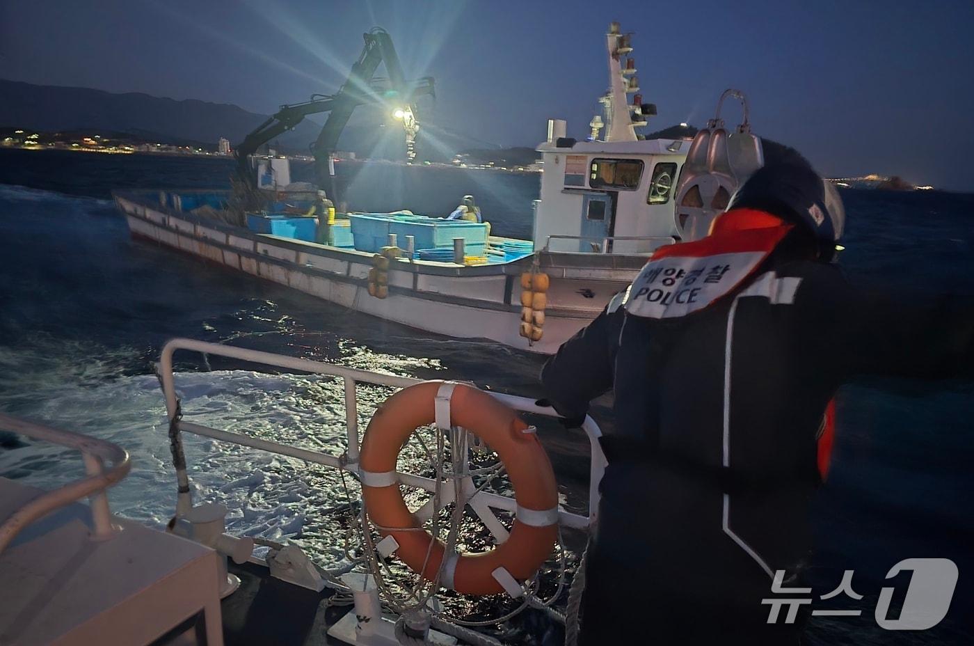 본문 이미지 - 강원 속초해양경찰서가 8일 오전 강원 고성군 해상에서 고장으로 표류 중이던 24톤급 정치망 어선 A 호와 승선원 전원을 구조했다. (속초해양경찰서 제공. 재판매 및 DB금지) 2026.2.8/뉴스1