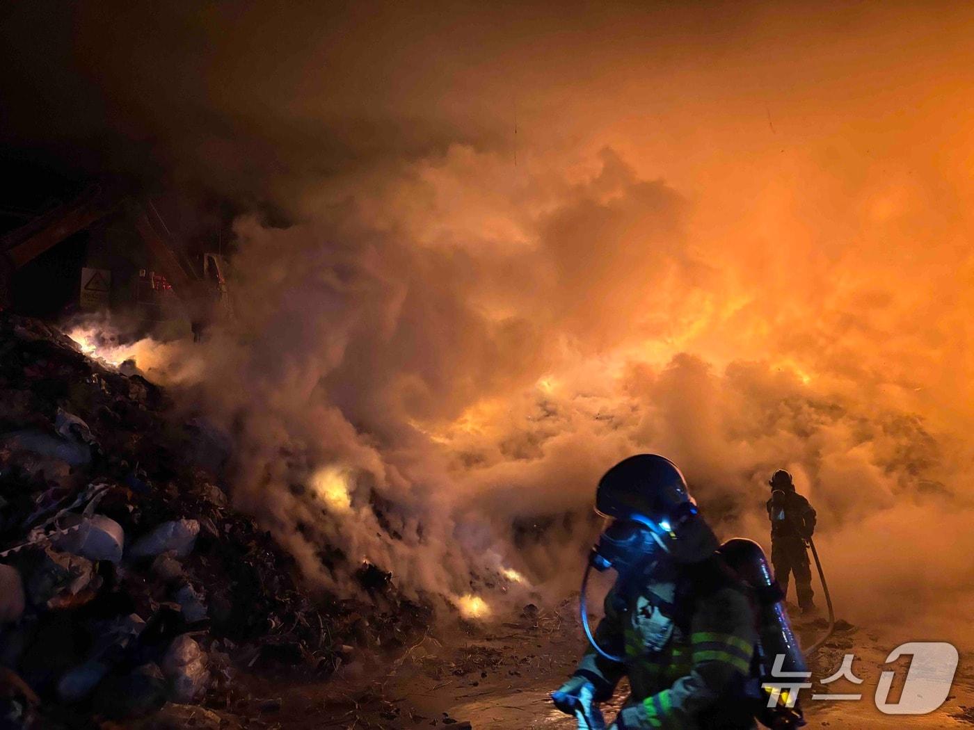 본문 이미지 - 8일 오전 6시 1분쯤 강원 원주시 지정면 보통리의 한 폐기물 처리시설에서 발생한 화재가 9시간 4분 만인 오후 3시 5분쯤 진화됐다. (강원도소방본부 제공. 재판매 및 DB금지) 2026.2.8/뉴스1