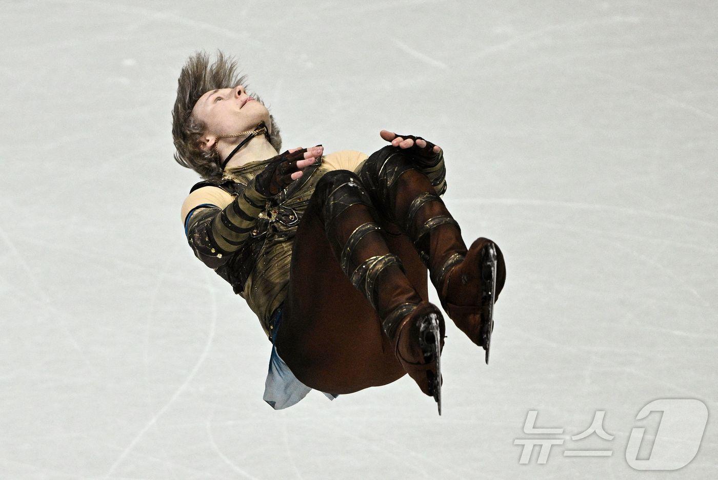 본문 이미지 - 미국의 일리아 말리닌이 7일(현지시각) 밀라노의 밀라노 아이스 스케이팅 아레나에서 열린 밀라노 코르티나 2026 동계 올림픽 피겨 스케이팅 단체전 남자 싱글 쇼트 프로그램에 출전하고 있는 모습. ⓒ AFP=뉴스1