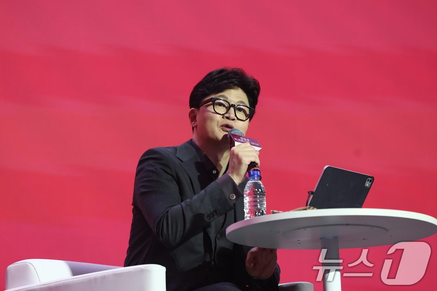 본문 이미지 - 한동훈 전 국민의힘 대표가 8일 서울 송파구 잠실실내체육관에서 열린 자신의 토크콘서트에서 발언하고 있다. 2026.2.8 ⓒ 뉴스1 김도우 기자