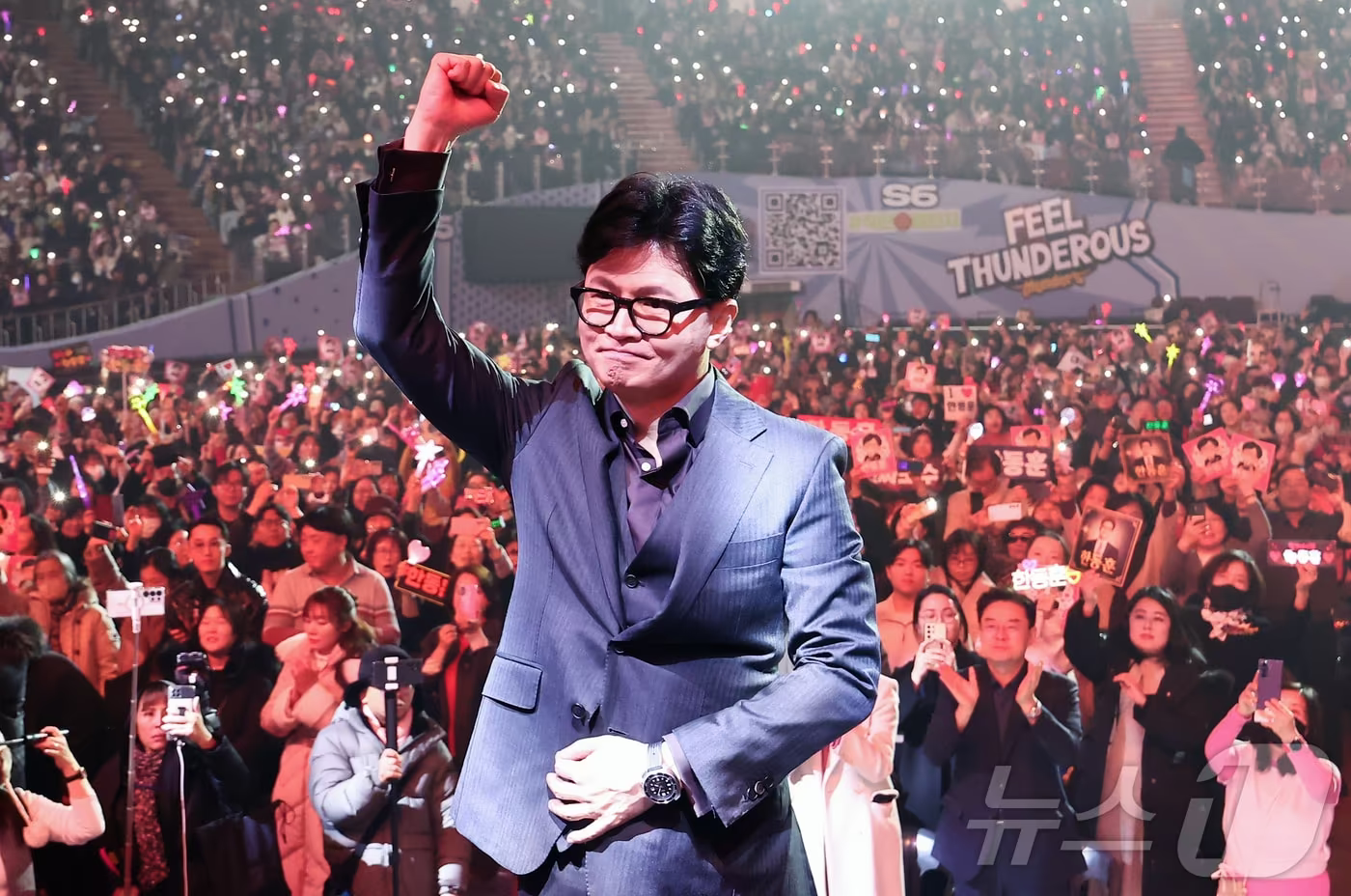 본문 이미지 - 한동훈 전 국민의힘 대표가 8일 서울 송파구 잠실실내체육관에서 열린 자신의 토크콘서트에 참석하며 주먹을 쥐어보이고 있다. 2026.2.8 ⓒ 뉴스1 김도우 기자