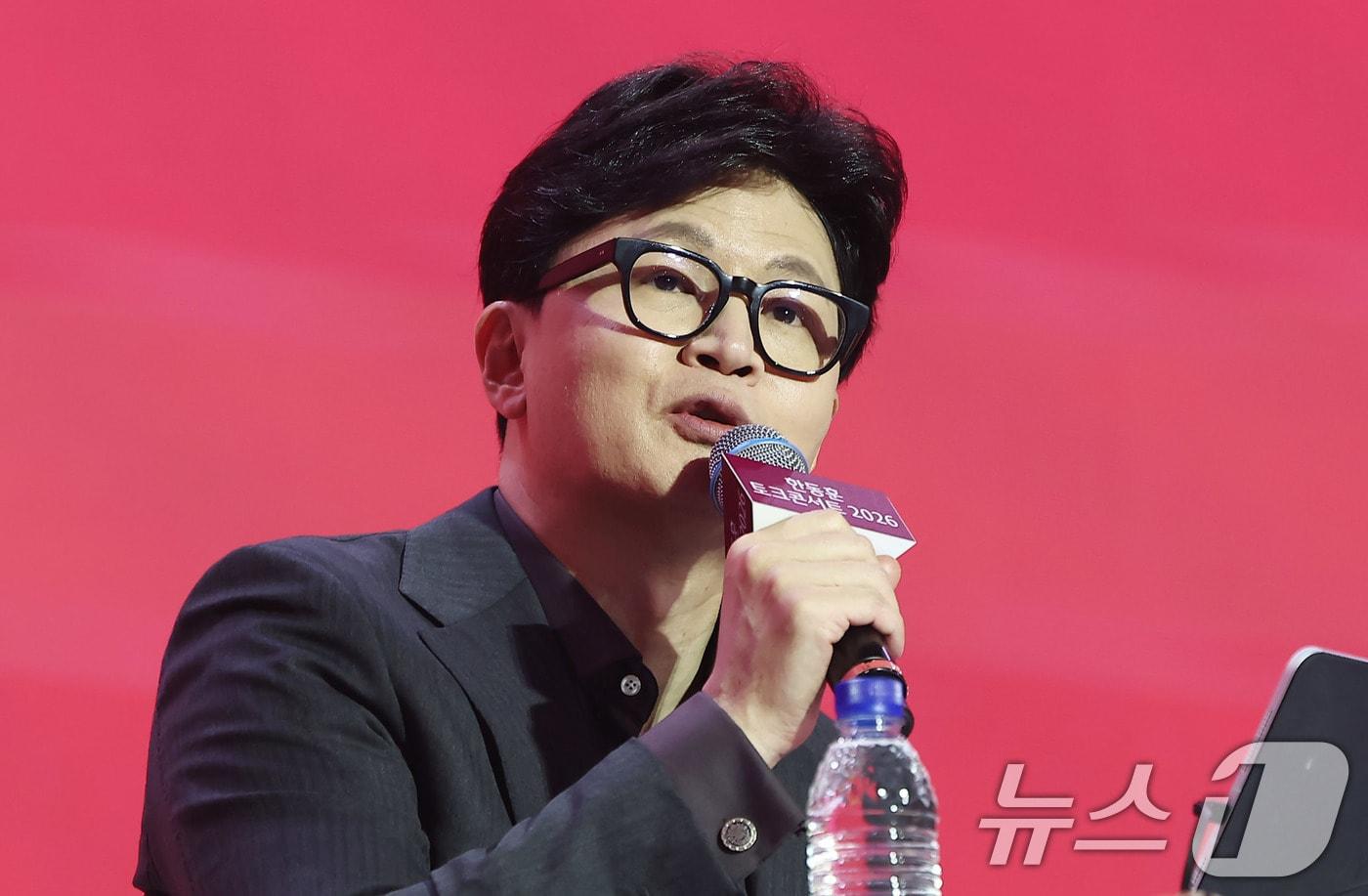 본문 이미지 - 한동훈 전 국민의힘 대표가 8일 서울 송파구 잠실실내체육관에서 열린 자신의 토크콘서트에서 발언하고 있다. 2026.2.8 ⓒ 뉴스1 김도우 기자