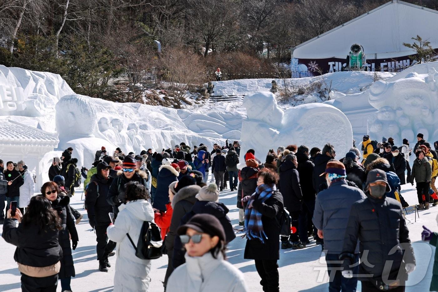 본문 이미지 - 제33회 태백산 눈축제가 강원 태백산국립공원 일원에서 열린 가운데, 8일 대형 눈조각 전시를 비롯한 다양한 축제의 프로그램이 운영되고 있다. (태백시 제공. 재판매 및 DB금지) 2026.2.8. ⓒ 뉴스1 신관호 기자