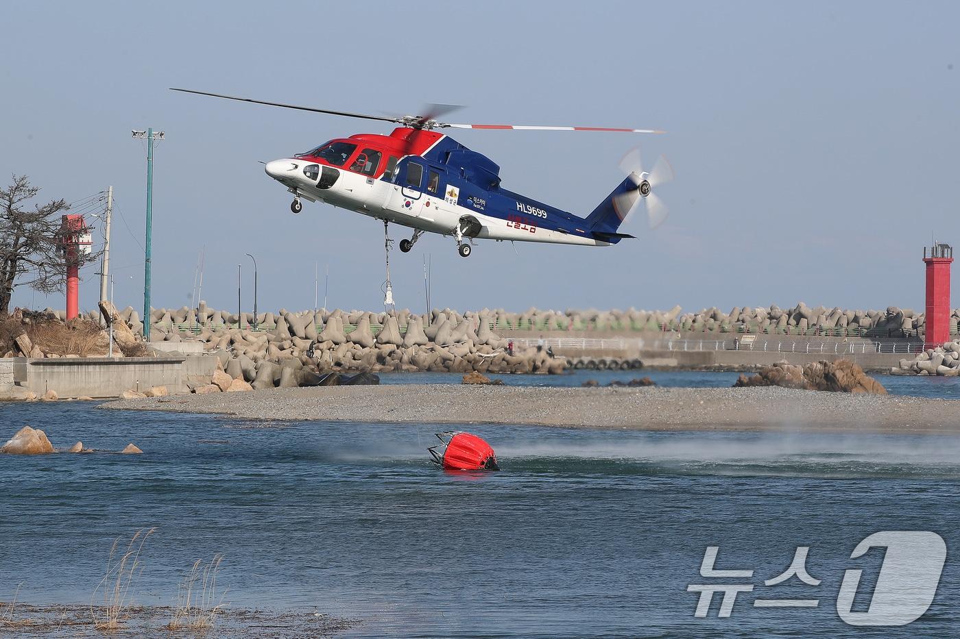 본문 이미지 - 산불 현장에 투입된 헬기.(자료사진)/뉴스1 DB