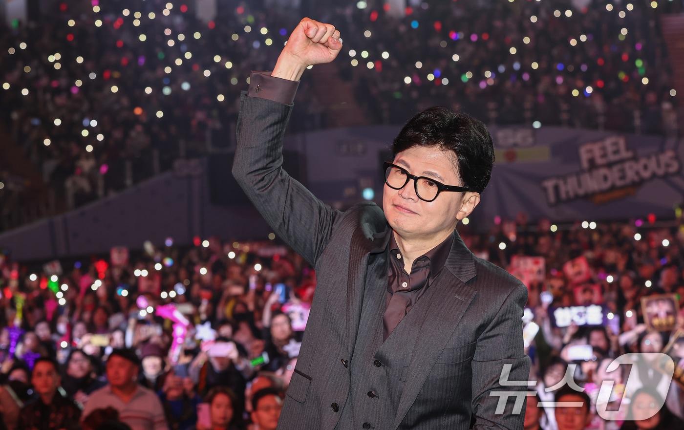 본문 이미지 - 한동훈 전 국민의힘 대표가 8일 서울 송파구 잠실실내체육관에서 열린 자신의 토크콘서트에 참석하며 주먹을 쥐어보이고 있다. 2026.2.8 ⓒ 뉴스1 김도우 기자