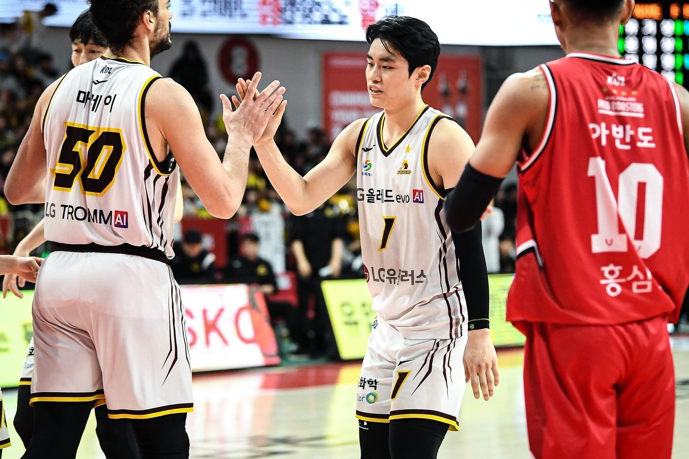 본문 이미지 - 창원 LG는 8일 안양정관장아레나에서 열린 2025-26 프로농구 안양 정관장과 원정 경기에서 유기상(가운데)과 아셈 마레이(왼쪽)의 활약을 앞세워 77-69로 승리했다. (KBL 제공)