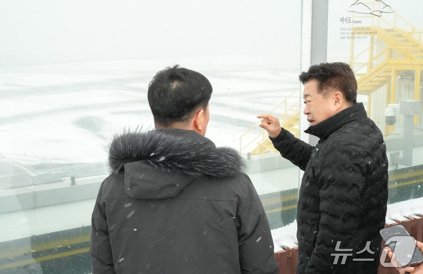본문 이미지 - 오영훈 제주특별자치도지사가 8일 오전 눈보라가 몰아치고 있는 제주국제공항을 점검하고 있다.(제주특별자치도 제공, 재판매 및 DB 금지)