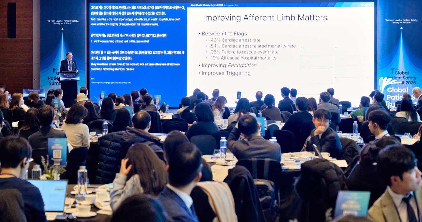 본문 이미지 - 마이클 데비타 교수가 '글로벌 환자 안전 서밋'에서 발표를 하고 있다.(뷰노 제공)/뉴스1
