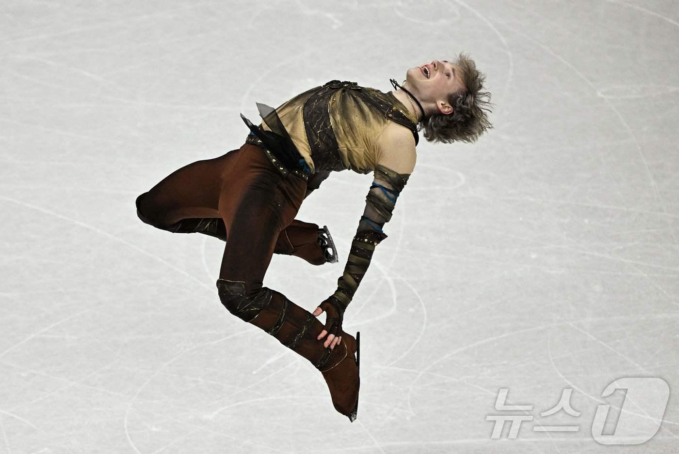 본문 이미지 - 미국 피겨선수 일리야 말리닌이 7일(현지시간) 이탈리아 밀라노 아이스 스케이팅 아레나에서 열린 2026 밀라노·코르티나담페초 동계올림픽 피겨 스케이팅 팀 이벤트(단체전) 남자 싱글 쇼트 프로그램에서 연기를 펼치고 있다. ⓒ AFP=뉴스1