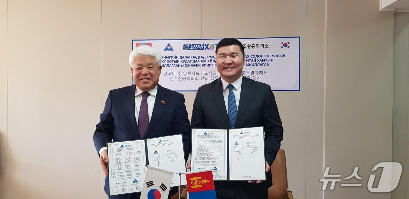 본문 이미지 - 전주상공회의소는 지난 7일 몽골 달란자드가드시에서 김정태 전주상공회의소 회장(왼쪽)과 척트 데네더르지 몽골 달란자드가드시 시장(오른쪽) 등이 참석한 가운데 몽골 유학생의 안정적인 고용·취업 지원 등을 위한 MOU를 체결했다.(전주상의 제공. 재판매 및 DB 금지)