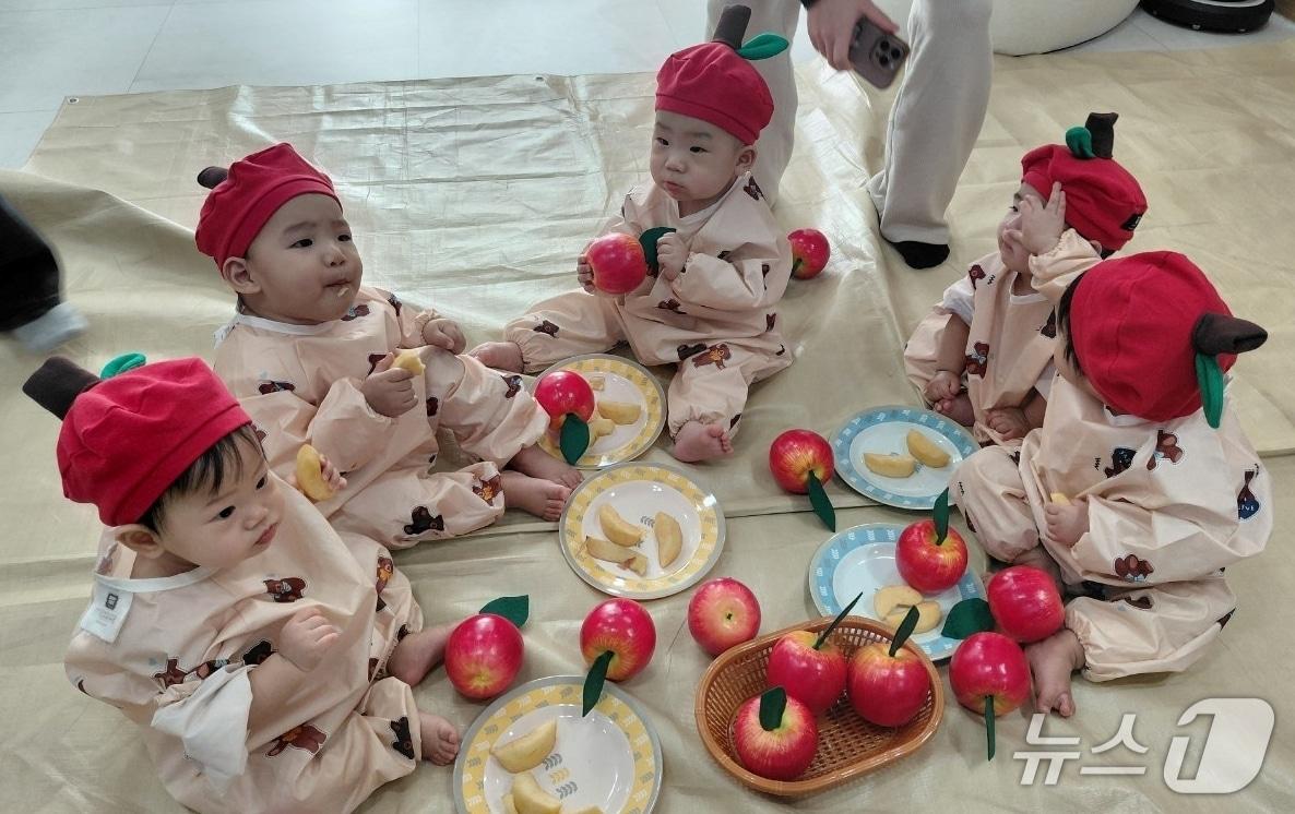 본문 이미지 - 구미시 '0세 특화 공동육아나눔터' 에서 유아들이 즐거운 시간을 보내고 있다.(구미시 제공. 재판매 및 DB금지)/뉴스1