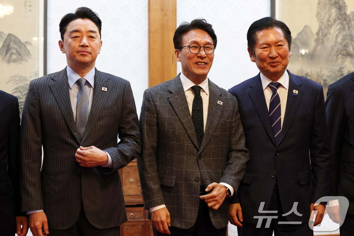 본문 이미지 - 김민석 국무총리가 8일 오후 서울 종로구 국무총리공관에서 열린 고위당정협의회에서 강훈식 대통령 비서실장, 정청래 더불어민주당 대표 등 참석자들과 기념촬영을 하고 있다. (공동취재) 2026.2.8 ⓒ 뉴스1 최지환 기자