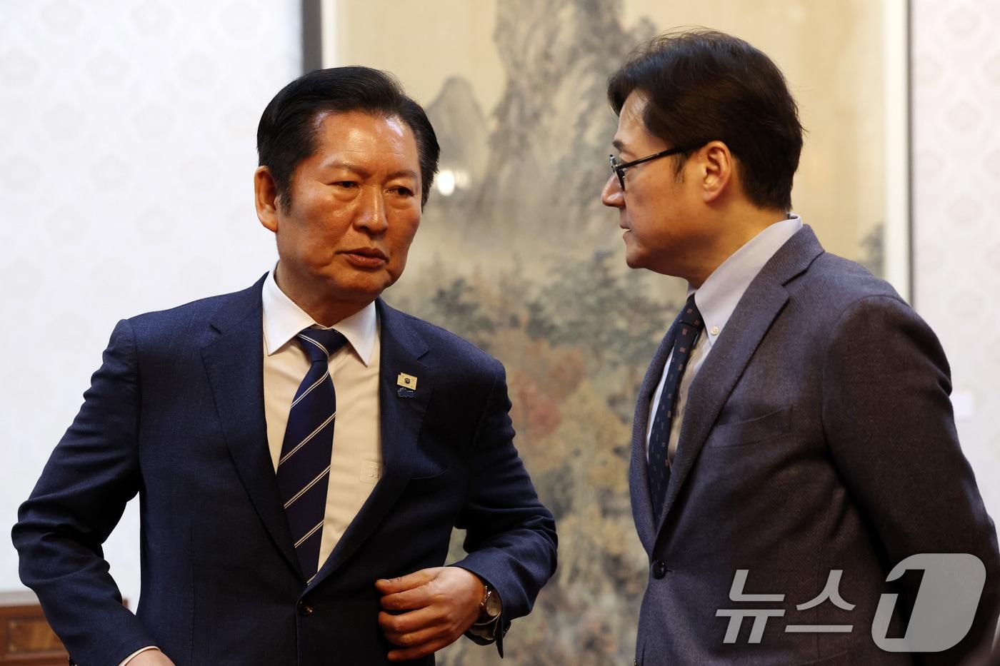 본문 이미지 - 정청래 더불어민주당 대표가 8일 오후 서울 종로구 국무총리공관에서 열린 고위당정협의회에서 홍익표 청와대 정무수석과 대화하고 있다. (공동취재) 2026.2.8 ⓒ 뉴스1 최지환 기자