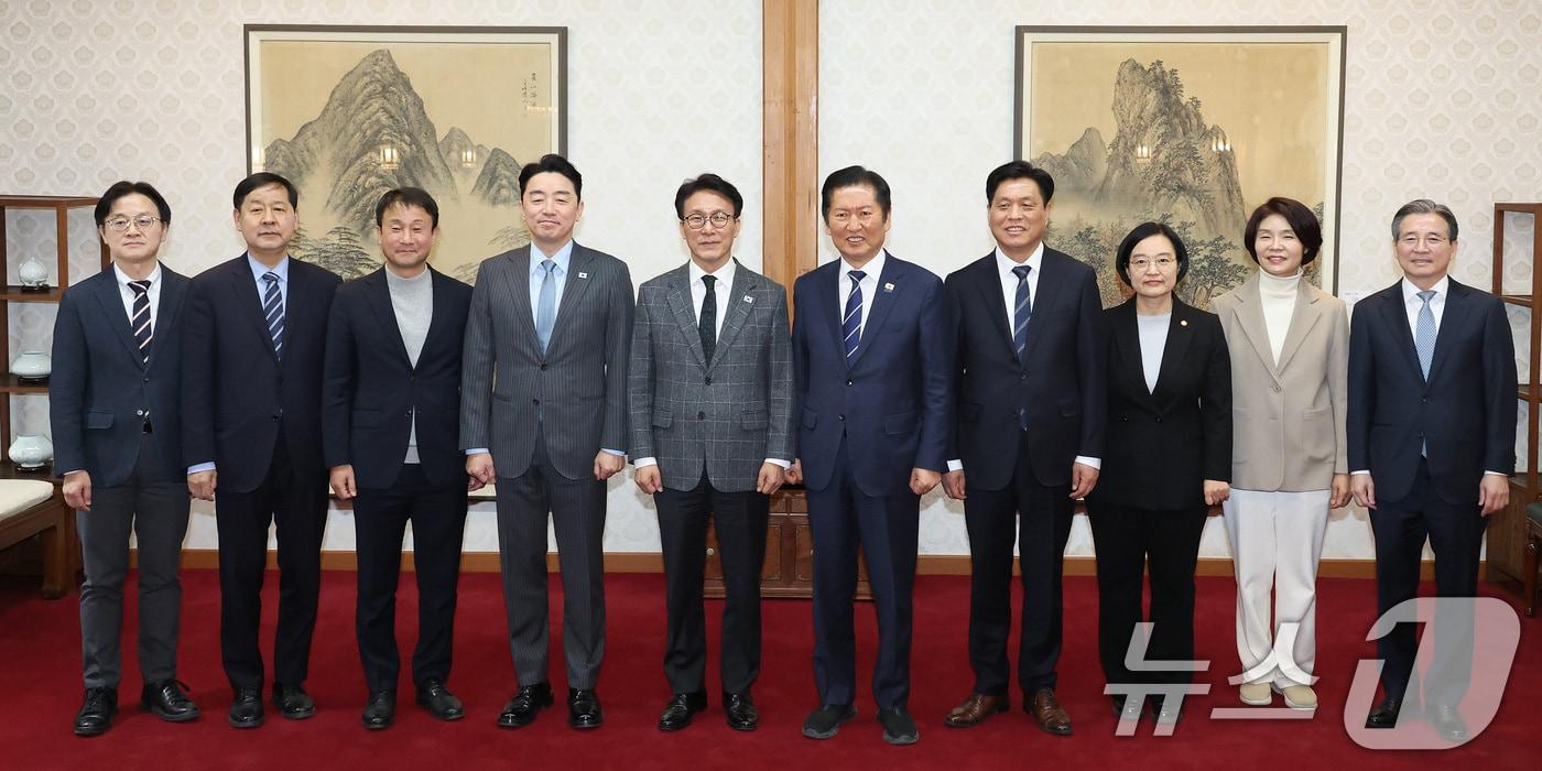 본문 이미지 - 김민석 국무총리가 8일 오후 서울 종로구 국무총리공관에서 열린 고위당정협의회에서 강훈식 대통령 비서실장, 정청래 더불어민주당 대표 등 참석자들과 기념촬영을 하고 있다. 왼쪽부터 김정관 산업통상자원부 장관, 구윤철 부총리 겸 재정경제부 장관, 한병도 더불어민주당 원내대표, 강훈식 대통령 비서실장, 김민석 총리, 정청래 더불어민주당 대표, 조승래 더불어민주당 사무총장, 한성숙 중소벤처기업부 장관, 한정애 더불어민주당 정책위의장, 김용범 청와대 정책실장. (공동취재) 2026.2.8 ⓒ 뉴스1 최지환 기자