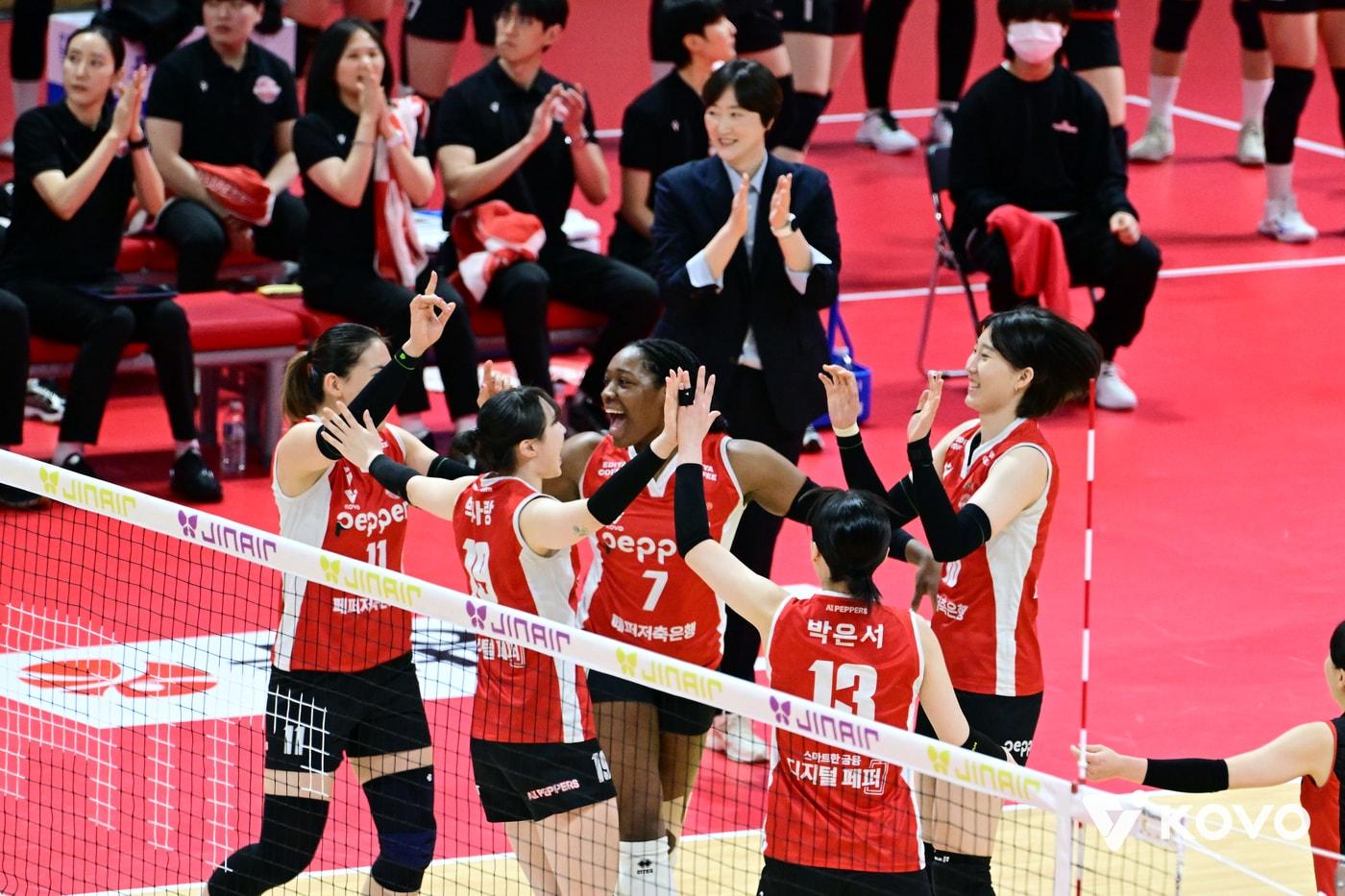 본문 이미지 - 시즌 11번째 승리를 기록한 페퍼저축은행. (KOVO 제공)