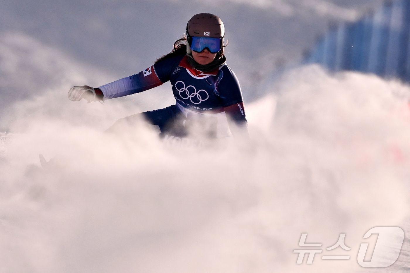 본문 이미지 - (사진은 기사 내용과 무관함) 8일 이탈리아 리비뇨 스노파크에서 진행된 2026 밀라노·코르티나담페초 동계올림픽 스노보드 여자 평행대회전. (Photo by Jeff PACHOUD / AFP) ⓒ AFP=뉴스1