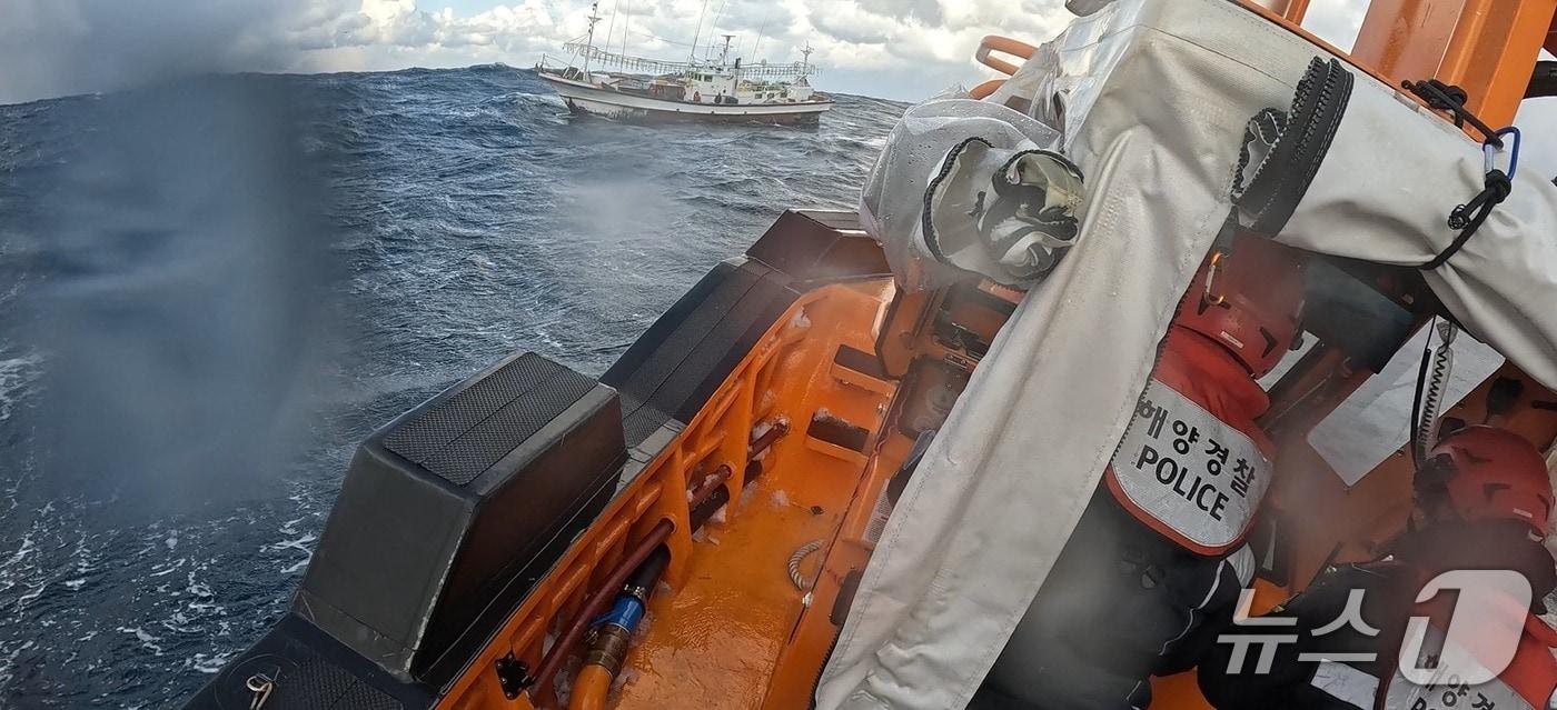 본문 이미지 - 강원 동해해양경찰서가 8일 오후 1시 10분쯤 경북 울룽군 울릉읍 독도 남동방 46㎞ 해상에서 34톤급 채낚기 어선 A 호(제주선적)의 인명 사고를 확인하고 수습과 구조 활동에 나섰다. (동해해양경찰서 제공. 재판매 및 DB금지) 2026.2.8/뉴스1