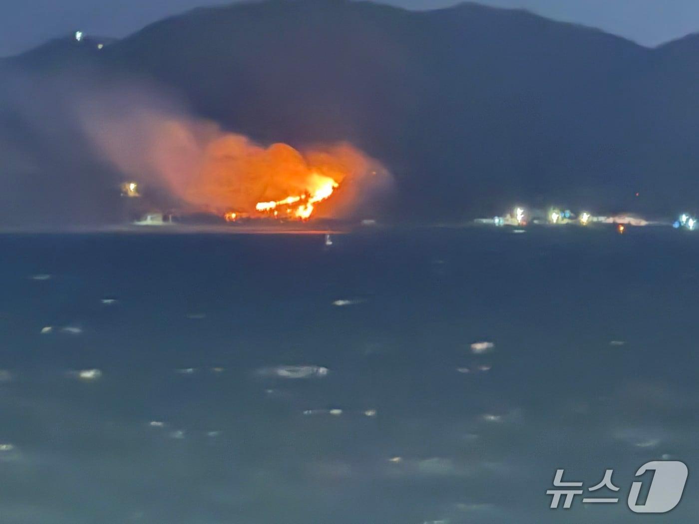본문 이미지 - 8일 오후 7시 27분쯤 전남 완도군 금일읍의 한 선박에서 불이 난 모습.(전남소방본부 제공. 재판매 및 DB 금지)