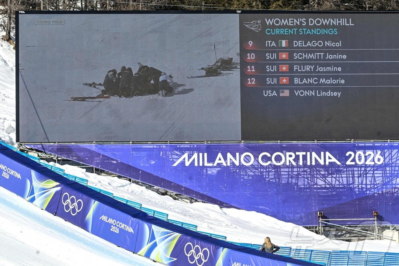 본문 이미지 - 미국 알파인스키 린지 본이 8일 이탈리아 코르티나담페초의 토파네 알파인스키 센터에서 열린 2026 밀라노·코르티나담페초 알파인스키 여자 활강 도중 넘어져 부상을 당했다. ⓒ AFP=뉴스1